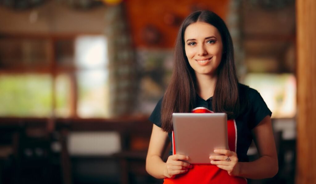 Mujer joven que acaba de abrir su restaurante