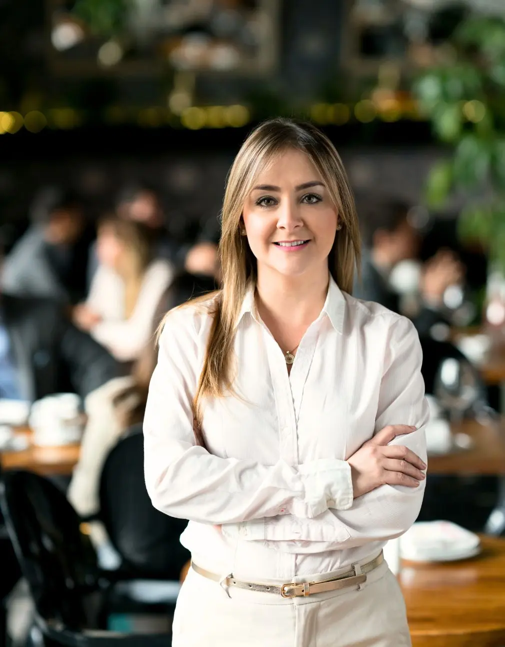 Especialista de Bajo el Mantel OS aplicando consultoría para restaurantes para optimizar la rentabilidad financiera y detener pérdidas por mermas en cocina.