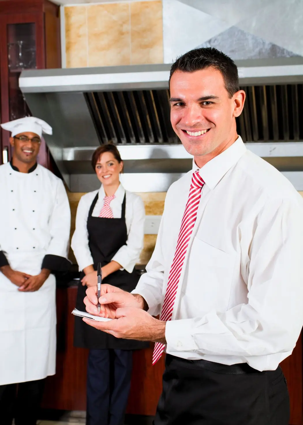 Capacitación para gerentes de restaurantes impartida por Bajo el Mantel para estandarizar procesos en cocina y piso.