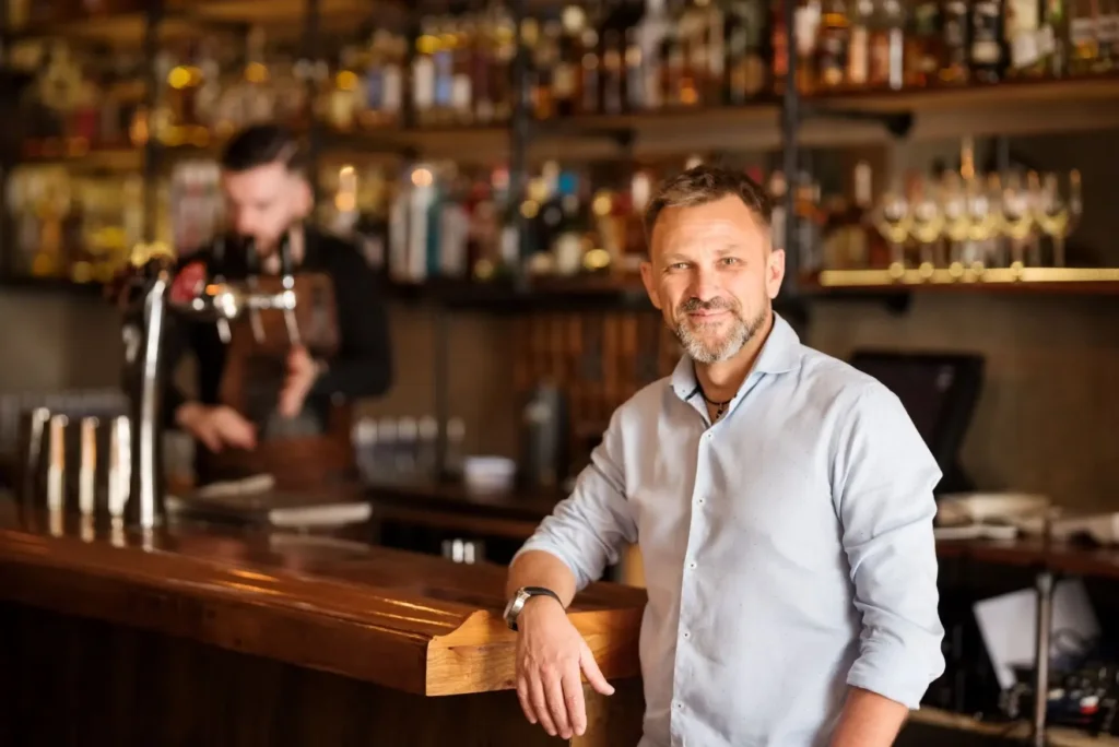 Propietario de negocio gastronómico monitoreando la rentabilidad de su barra con el software y consultoría para restaurantes de Bajo el Mantel OS.