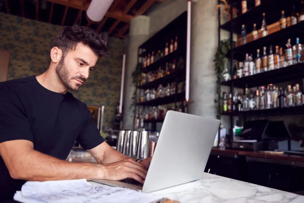 Estrategia de agencia de marketing para restaurantes analizando la retención y captación local de comensales con Bajo el Mantel