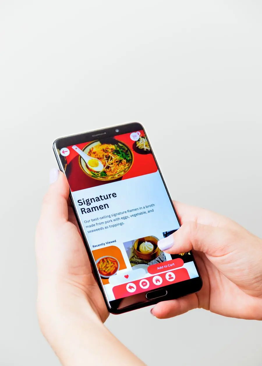 Interfaz móvil de menú gastronómico en teléfono inteligente optimizada mediante la estrategia de marketing gastronómico y growth de Bajo el Mantel OS.